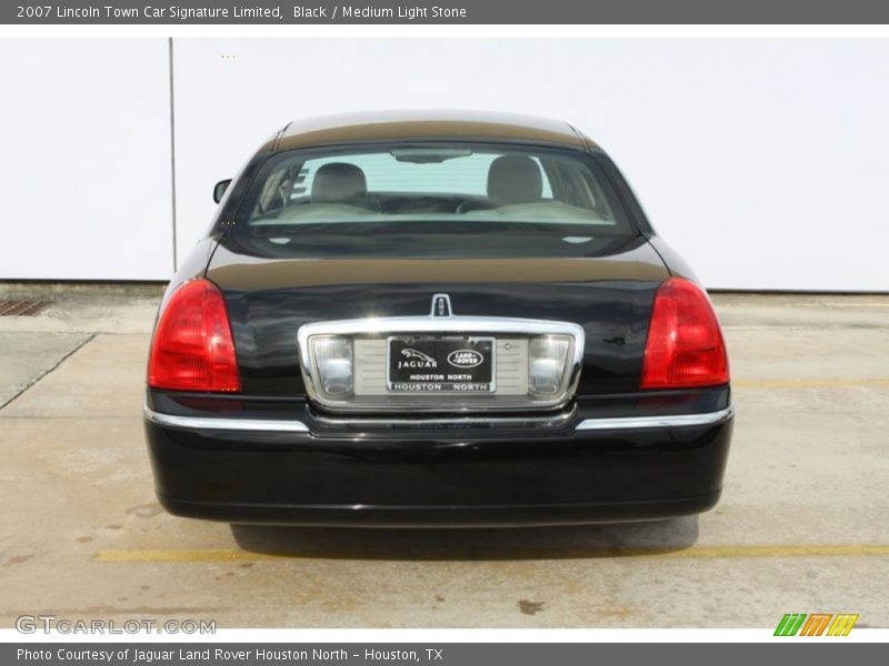 Black / Medium Light Stone 2007 Lincoln Town Car Signature Limited
