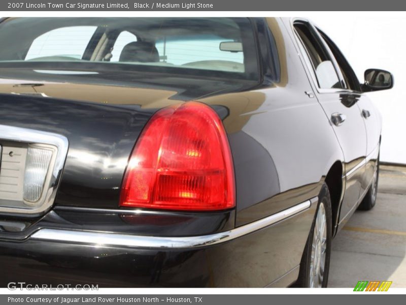 Black / Medium Light Stone 2007 Lincoln Town Car Signature Limited
