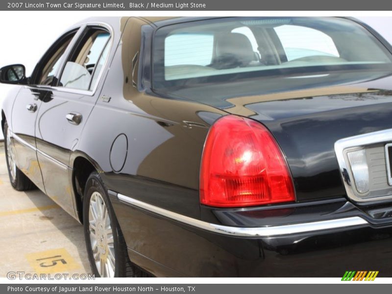 Black / Medium Light Stone 2007 Lincoln Town Car Signature Limited