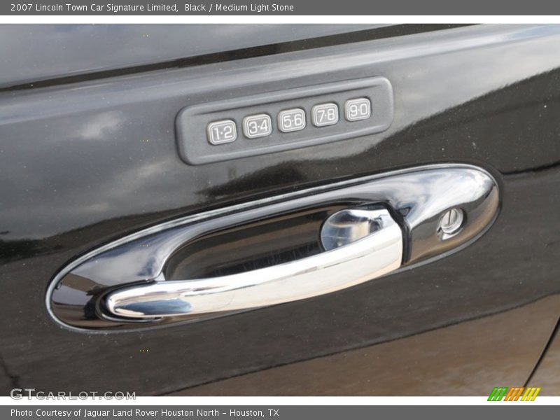 Black / Medium Light Stone 2007 Lincoln Town Car Signature Limited