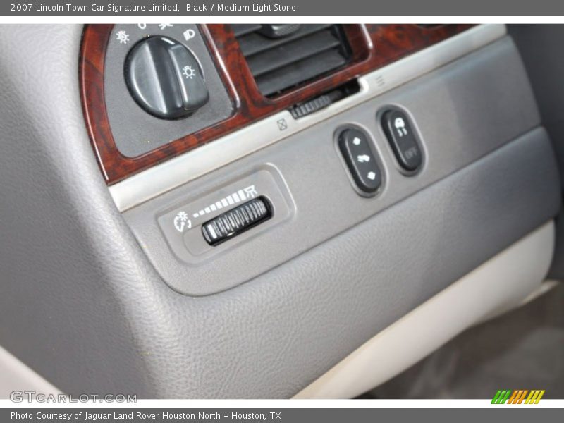 Black / Medium Light Stone 2007 Lincoln Town Car Signature Limited