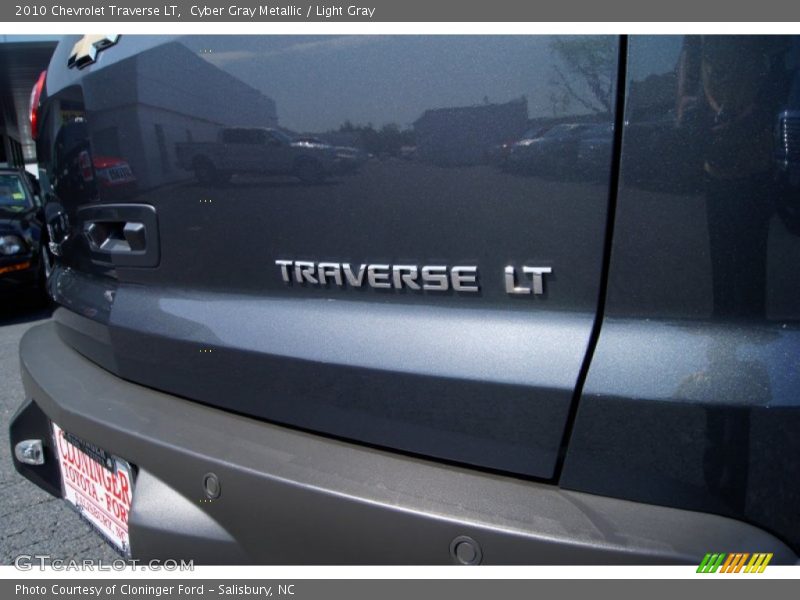 Cyber Gray Metallic / Light Gray 2010 Chevrolet Traverse LT