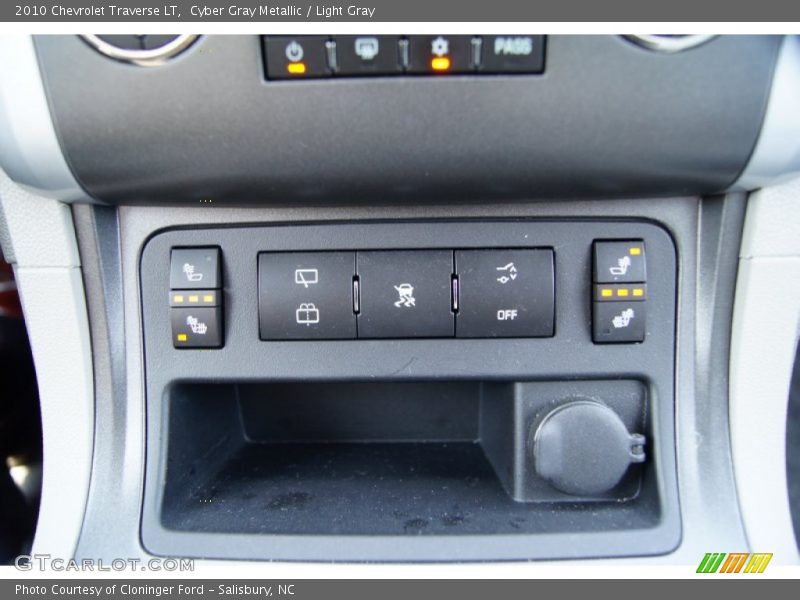 Cyber Gray Metallic / Light Gray 2010 Chevrolet Traverse LT
