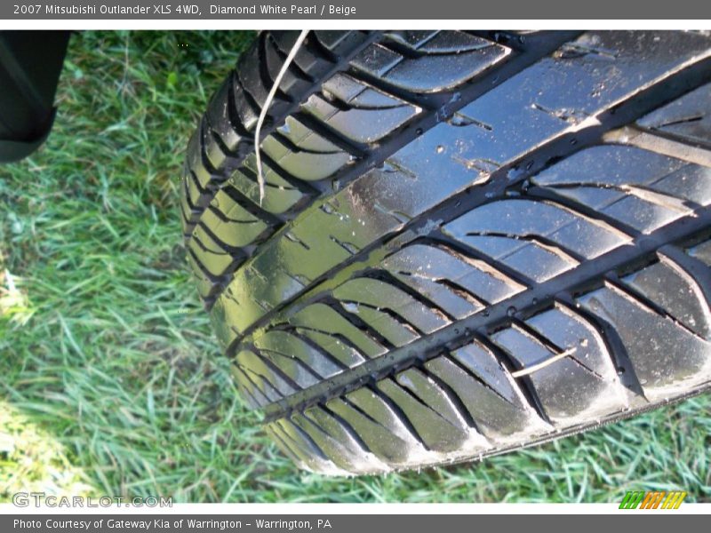 Diamond White Pearl / Beige 2007 Mitsubishi Outlander XLS 4WD