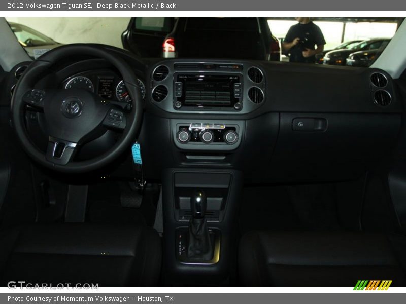 Deep Black Metallic / Black 2012 Volkswagen Tiguan SE