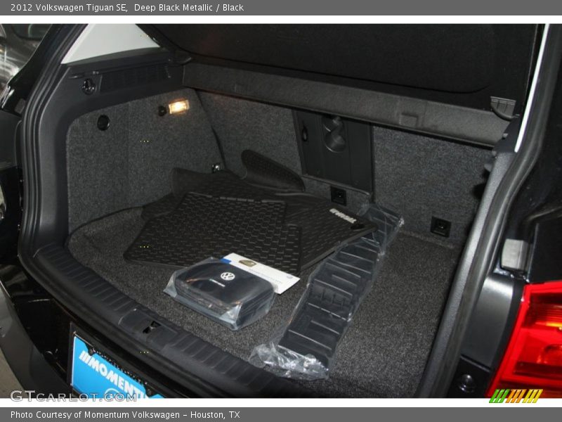 Deep Black Metallic / Black 2012 Volkswagen Tiguan SE