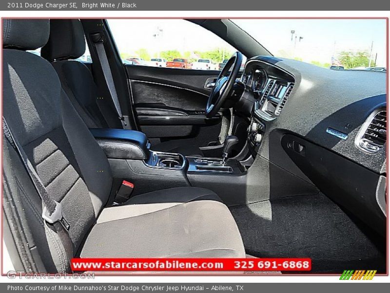 Bright White / Black 2011 Dodge Charger SE