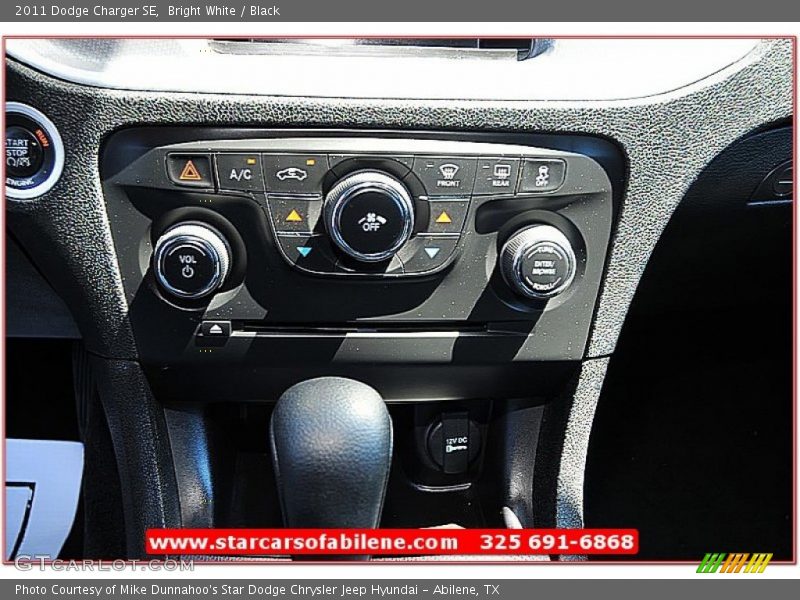 Bright White / Black 2011 Dodge Charger SE