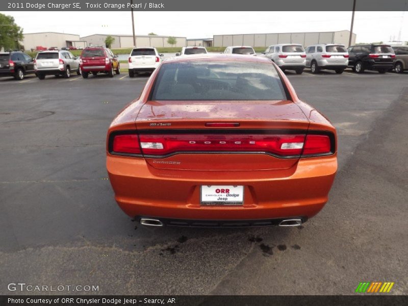 Toxic Orange Pearl / Black 2011 Dodge Charger SE