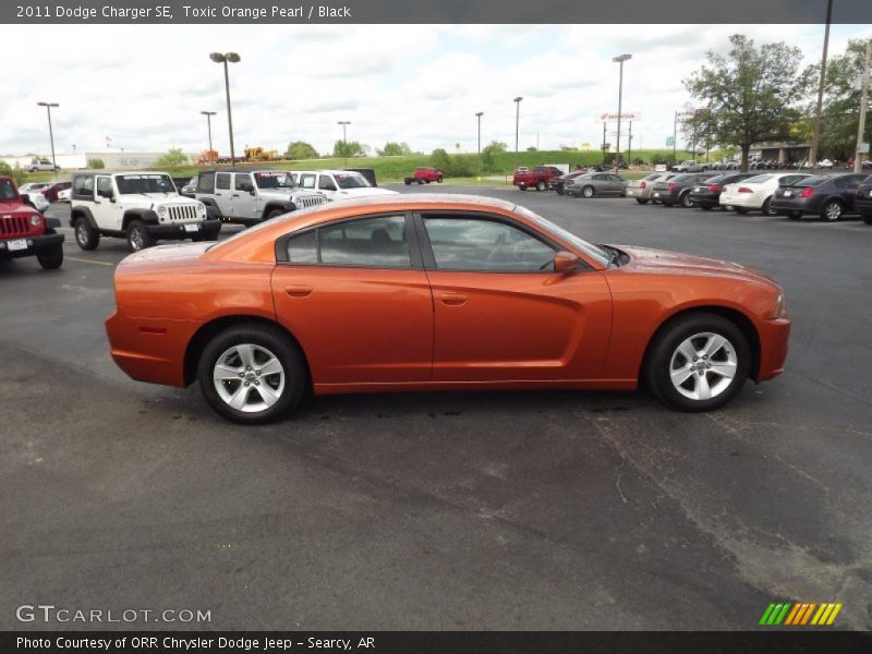 Toxic Orange Pearl / Black 2011 Dodge Charger SE