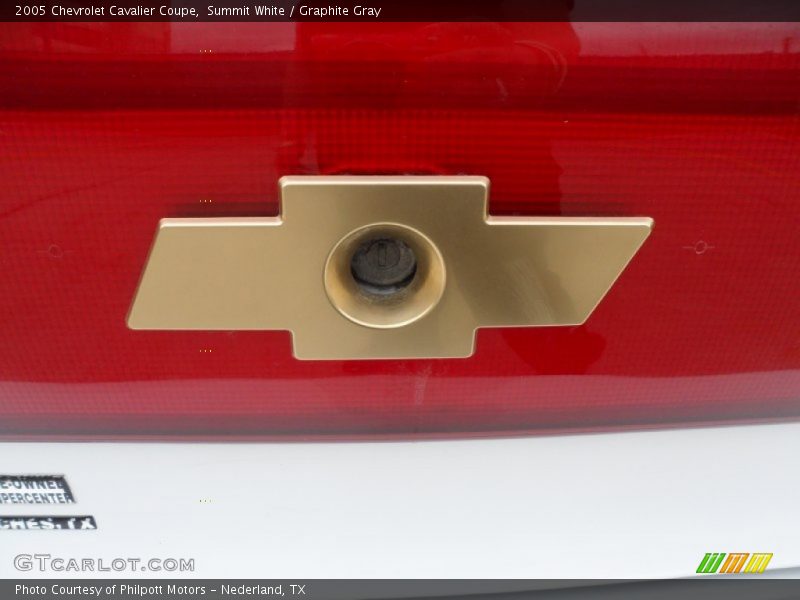 Summit White / Graphite Gray 2005 Chevrolet Cavalier Coupe