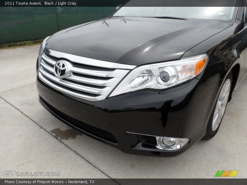 Black / Light Gray 2011 Toyota Avalon