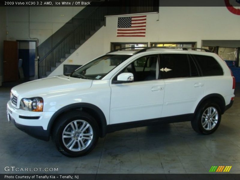 Ice White / Off Black 2009 Volvo XC90 3.2 AWD