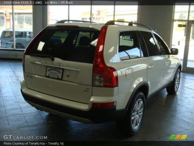 Ice White / Off Black 2009 Volvo XC90 3.2 AWD