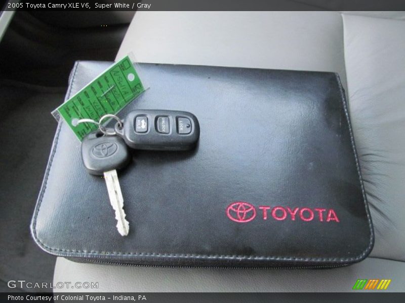 Super White / Gray 2005 Toyota Camry XLE V6
