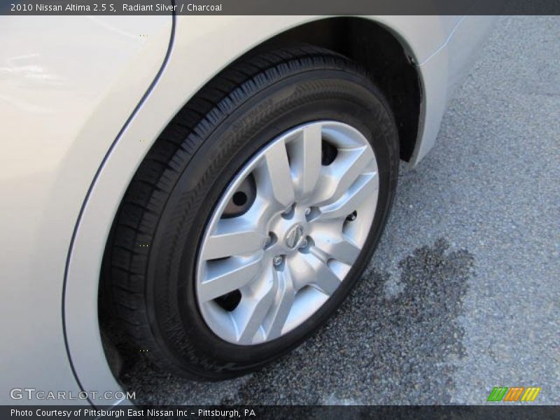 Radiant Silver / Charcoal 2010 Nissan Altima 2.5 S