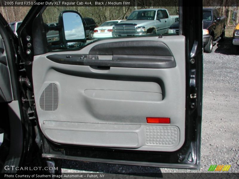 Door Panel of 2005 F350 Super Duty XLT Regular Cab 4x4