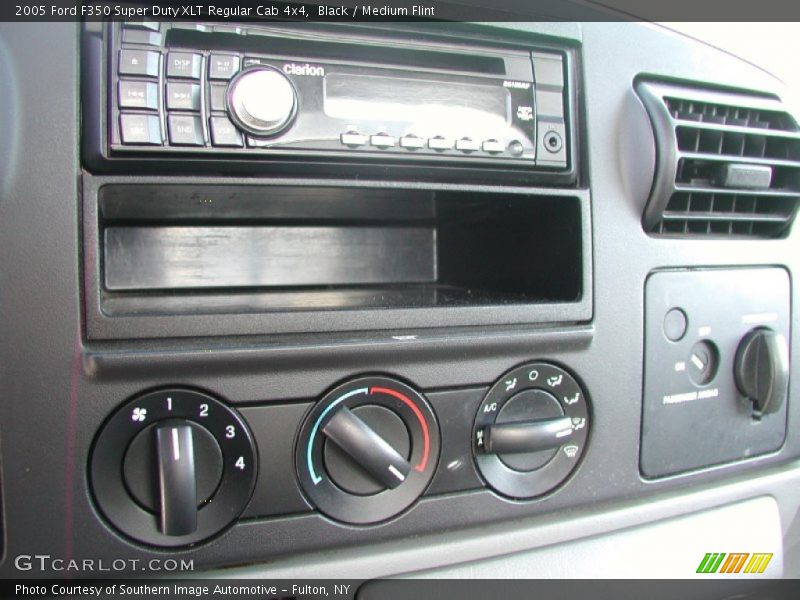 Controls of 2005 F350 Super Duty XLT Regular Cab 4x4