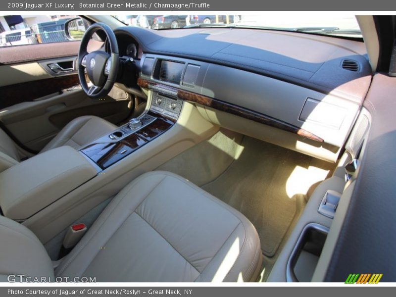 Dashboard of 2009 XF Luxury