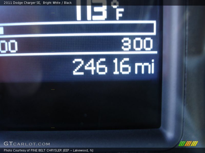 Bright White / Black 2011 Dodge Charger SE