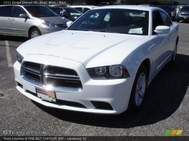 Bright White / Black 2011 Dodge Charger SE