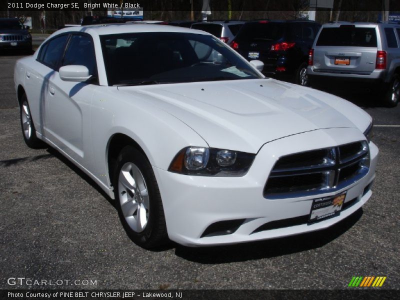Bright White / Black 2011 Dodge Charger SE