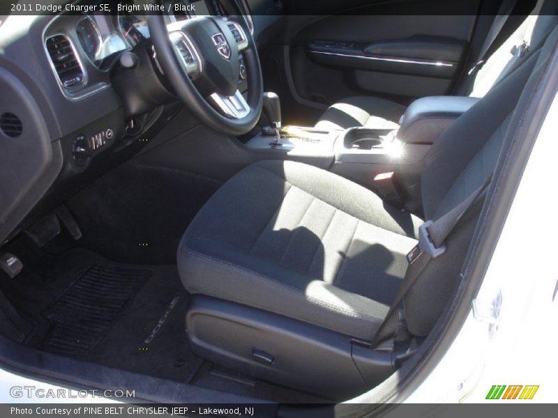 Bright White / Black 2011 Dodge Charger SE