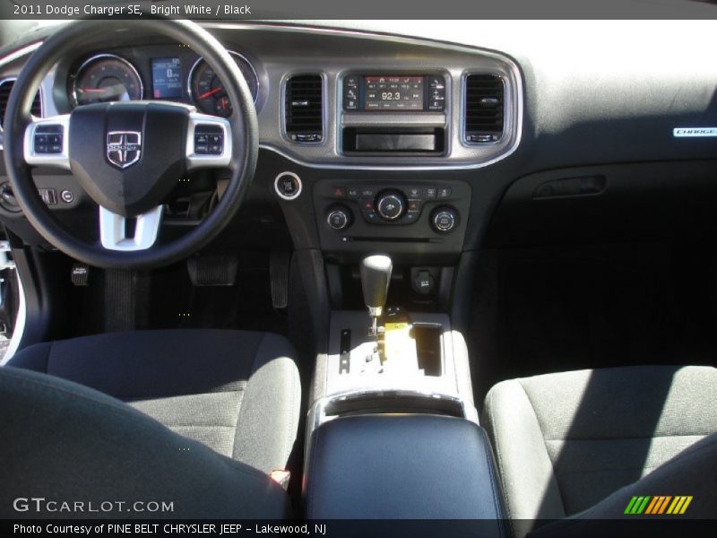 Bright White / Black 2011 Dodge Charger SE