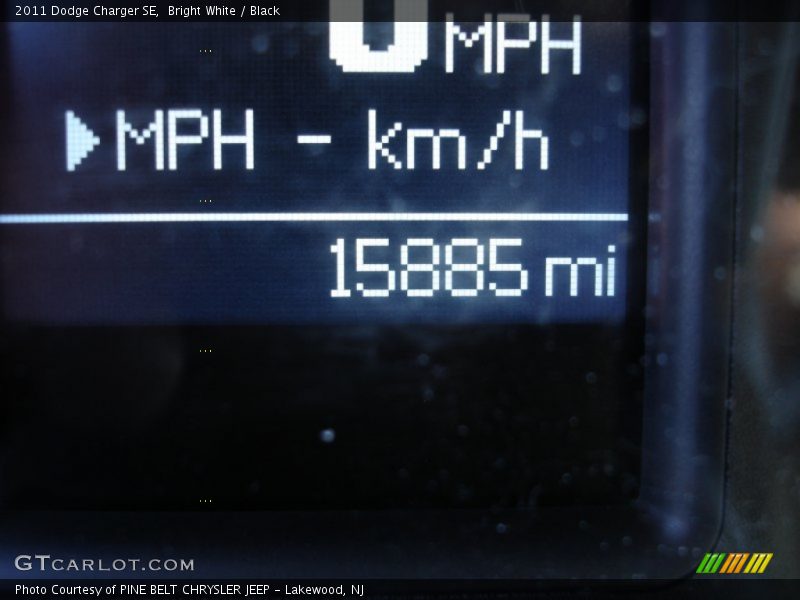 Bright White / Black 2011 Dodge Charger SE