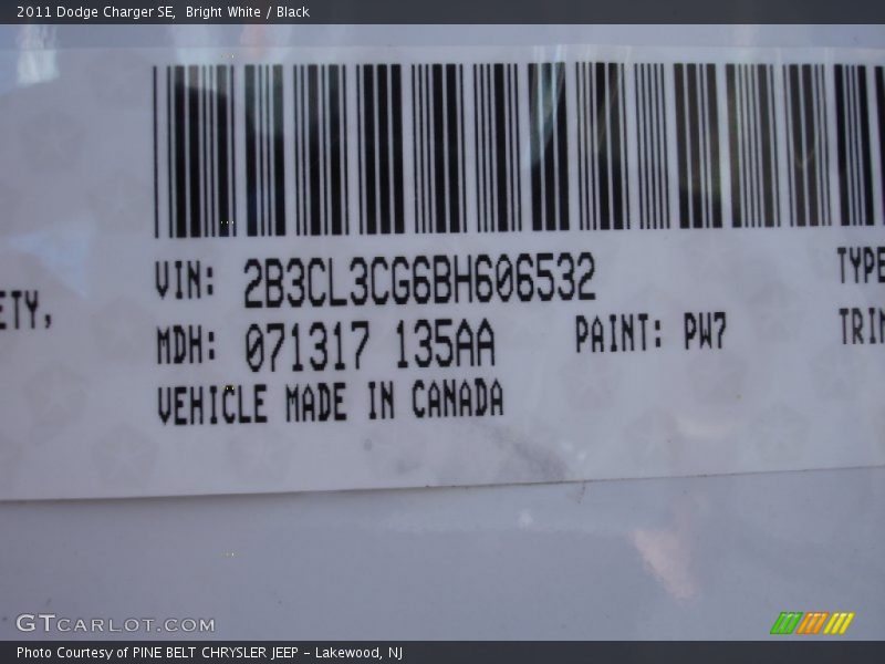 Bright White / Black 2011 Dodge Charger SE