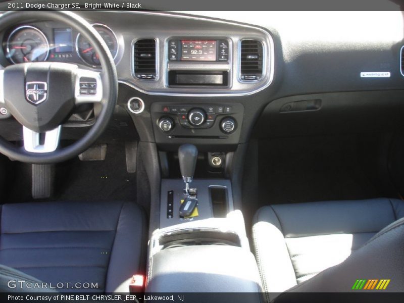Bright White / Black 2011 Dodge Charger SE