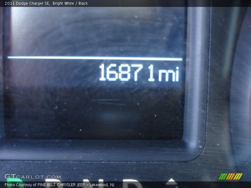 Bright White / Black 2011 Dodge Charger SE