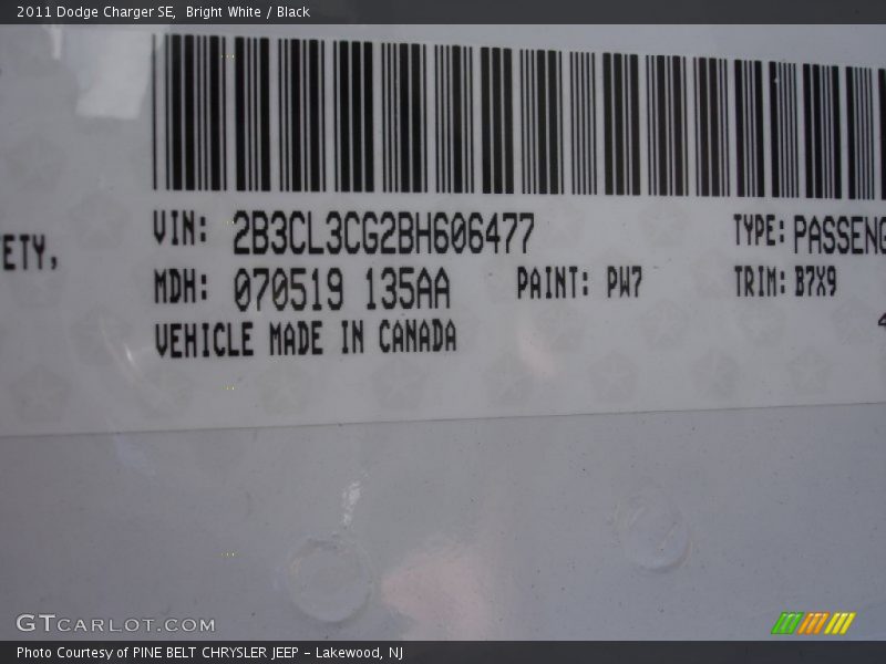 Bright White / Black 2011 Dodge Charger SE