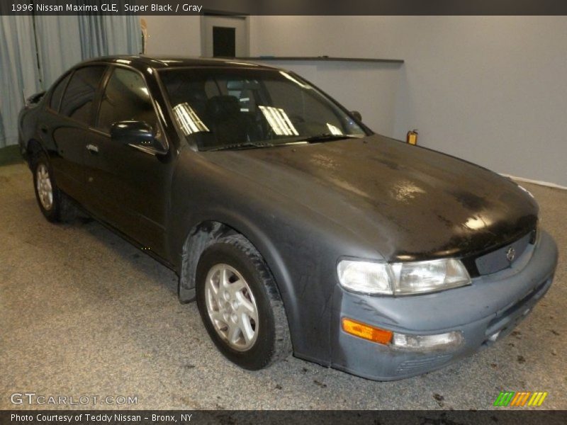 Super Black / Gray 1996 Nissan Maxima GLE