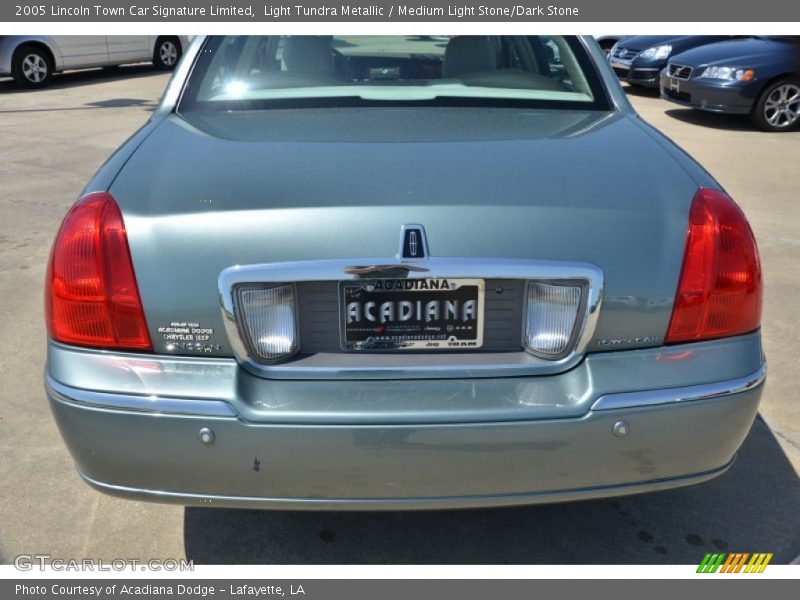 Light Tundra Metallic / Medium Light Stone/Dark Stone 2005 Lincoln Town Car Signature Limited