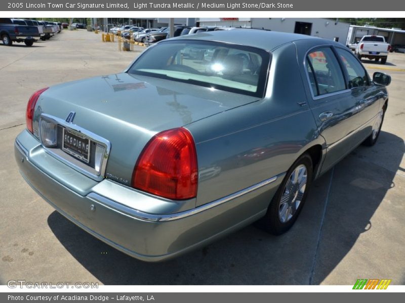 Light Tundra Metallic / Medium Light Stone/Dark Stone 2005 Lincoln Town Car Signature Limited