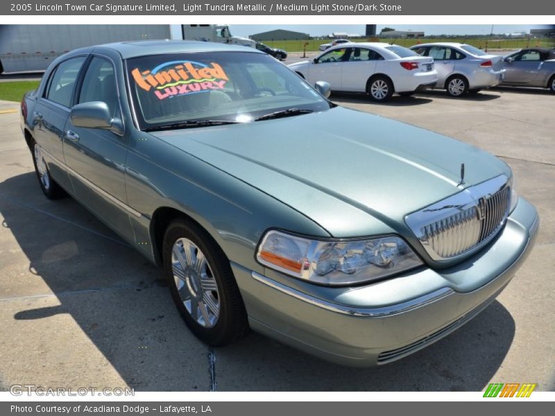 Light Tundra Metallic / Medium Light Stone/Dark Stone 2005 Lincoln Town Car Signature Limited