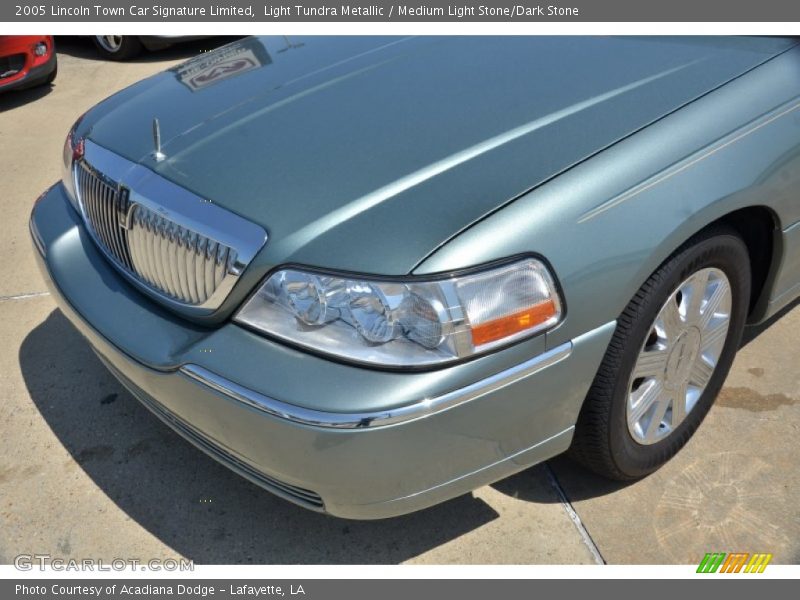 Light Tundra Metallic / Medium Light Stone/Dark Stone 2005 Lincoln Town Car Signature Limited