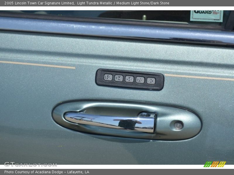 Light Tundra Metallic / Medium Light Stone/Dark Stone 2005 Lincoln Town Car Signature Limited