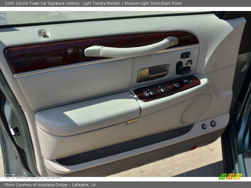 Light Tundra Metallic / Medium Light Stone/Dark Stone 2005 Lincoln Town Car Signature Limited