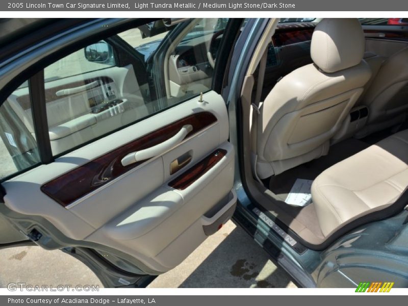 Light Tundra Metallic / Medium Light Stone/Dark Stone 2005 Lincoln Town Car Signature Limited
