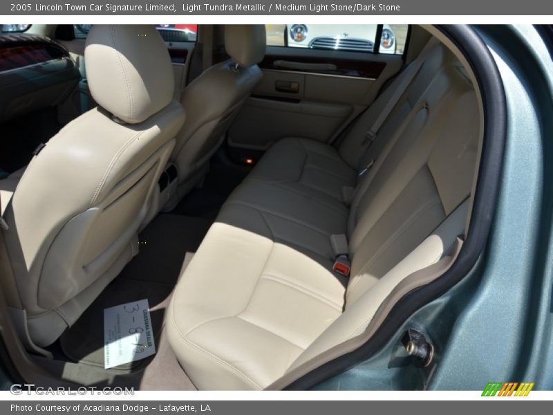 Light Tundra Metallic / Medium Light Stone/Dark Stone 2005 Lincoln Town Car Signature Limited