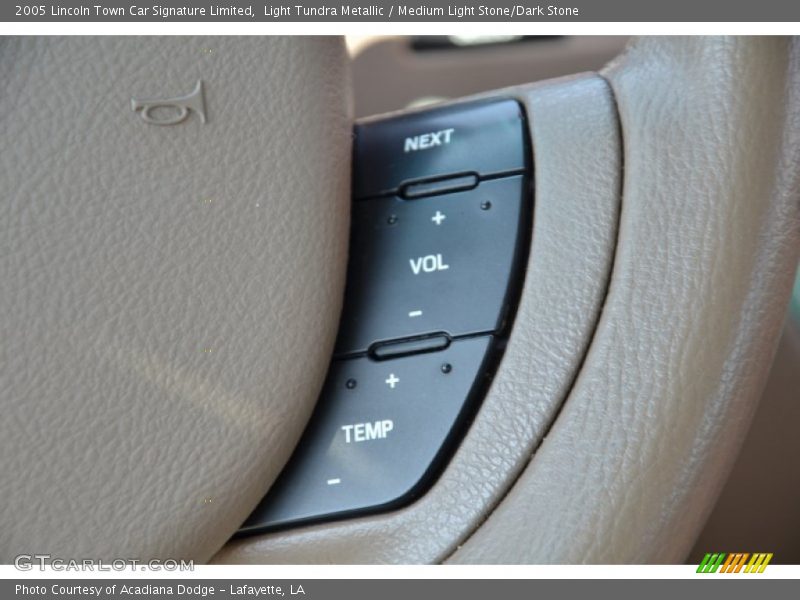 Light Tundra Metallic / Medium Light Stone/Dark Stone 2005 Lincoln Town Car Signature Limited