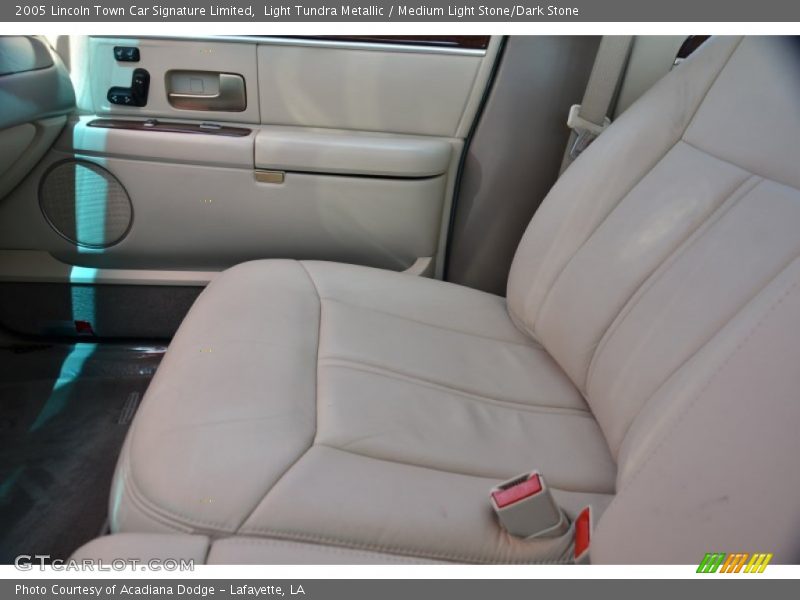 Light Tundra Metallic / Medium Light Stone/Dark Stone 2005 Lincoln Town Car Signature Limited