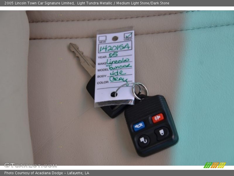 Light Tundra Metallic / Medium Light Stone/Dark Stone 2005 Lincoln Town Car Signature Limited