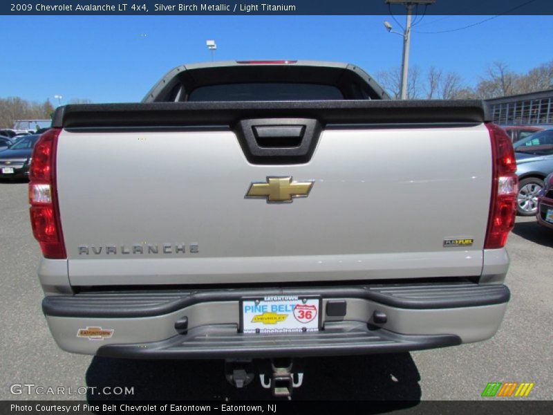 Silver Birch Metallic / Light Titanium 2009 Chevrolet Avalanche LT 4x4