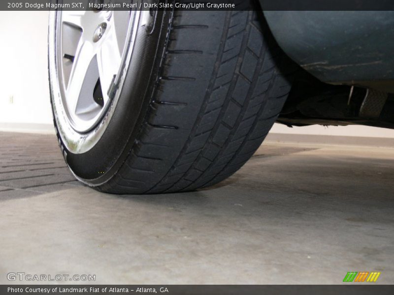 Magnesium Pearl / Dark Slate Gray/Light Graystone 2005 Dodge Magnum SXT