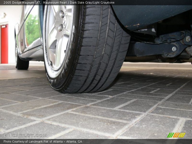 Magnesium Pearl / Dark Slate Gray/Light Graystone 2005 Dodge Magnum SXT
