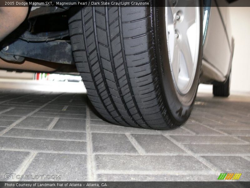 Magnesium Pearl / Dark Slate Gray/Light Graystone 2005 Dodge Magnum SXT