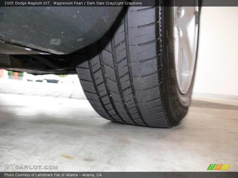 Magnesium Pearl / Dark Slate Gray/Light Graystone 2005 Dodge Magnum SXT
